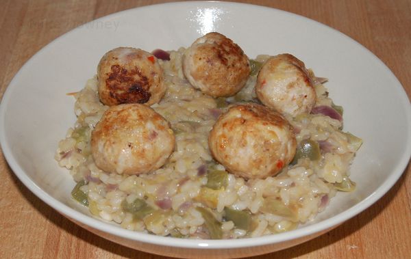 Green tomato risotto with meatballs