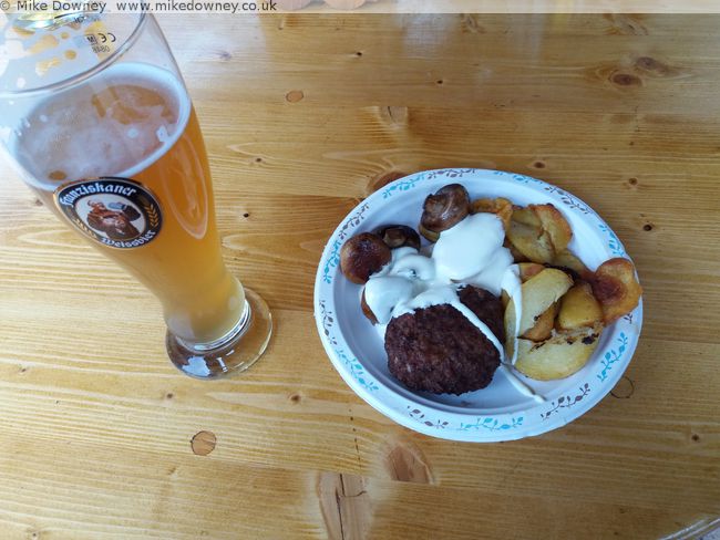 Burgers, mushrooms and potatoes